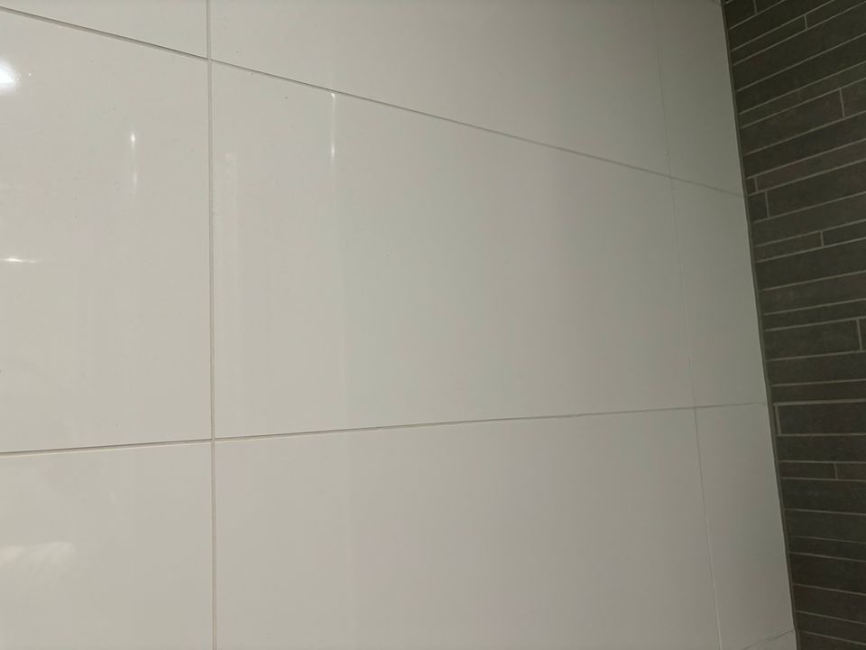 Valkoinen iso kiiltävä seinäkaakeli, 300x600