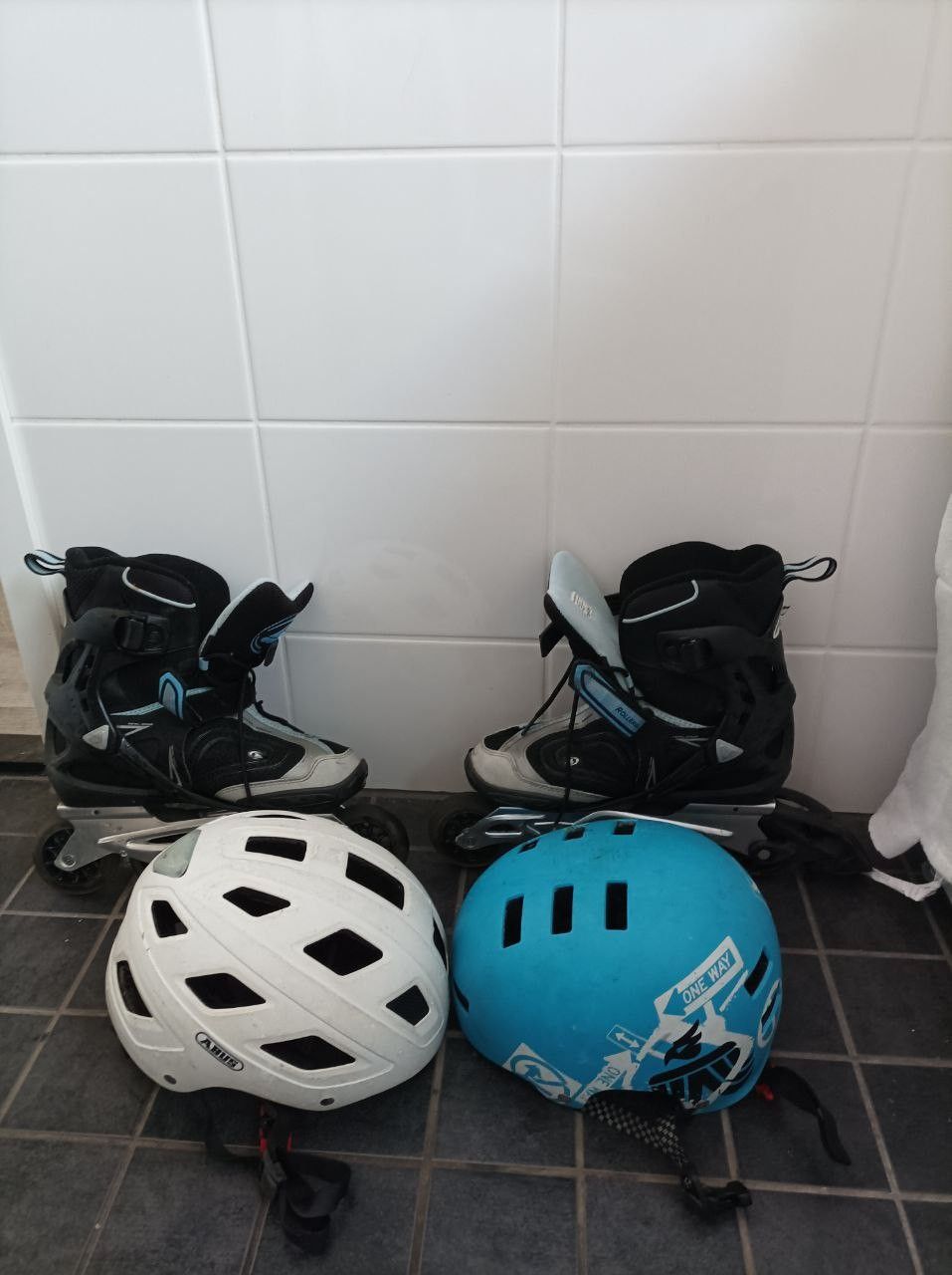 Rullaluistimet koko 39 Mukana 2 kypärää  (Roller skates size 39 - 2 helmets)