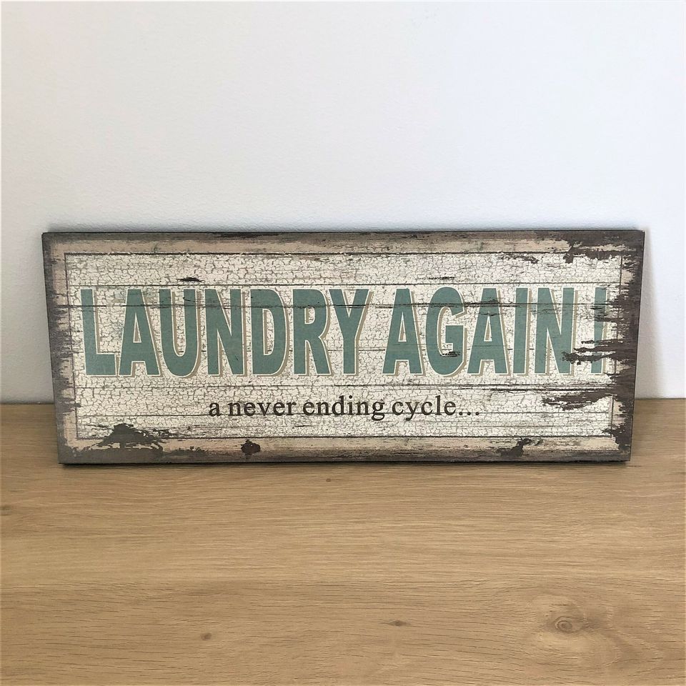 Puinen Laundry-kyltti