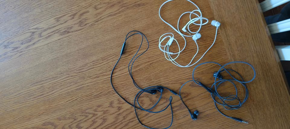 3kpl Nappikuulokkeita 3,5mm liitännällä (Sony, AKG ja Nokia)