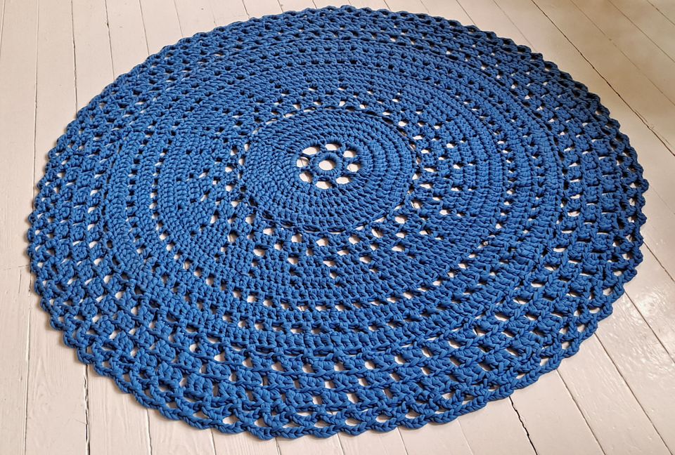 Sininen virkattu matto (111 cm)
