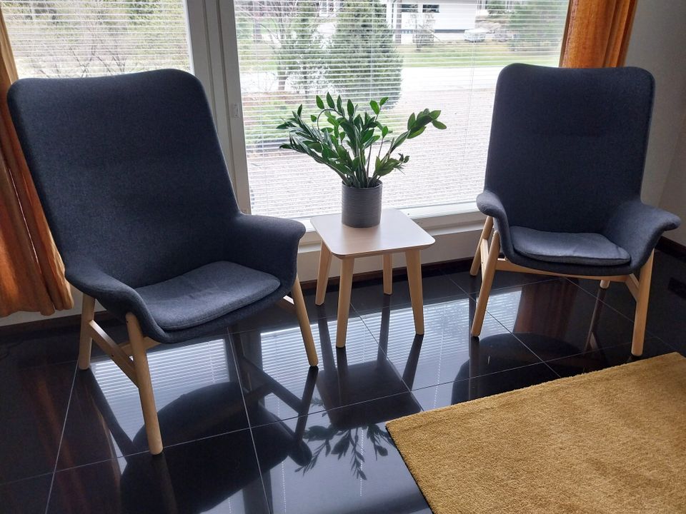 2x Ikea Vedbo nojatuolia ja pöytä