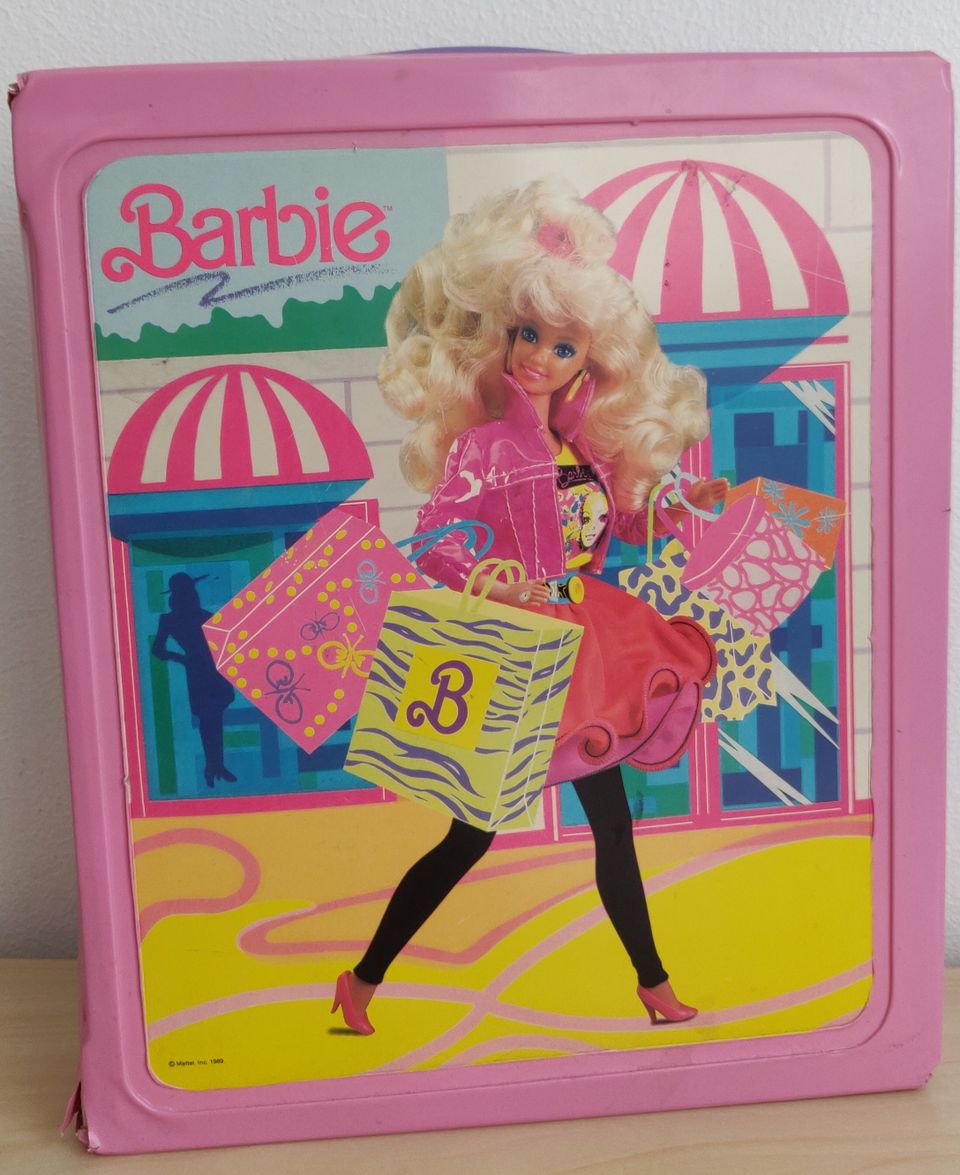Barbie ysäri vaatekaappi ja asustelaatikko