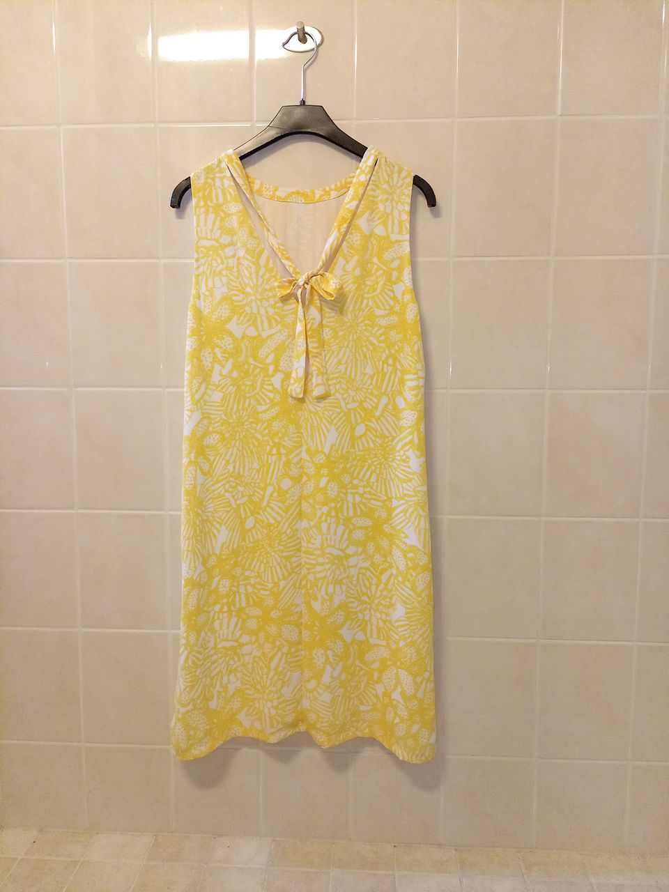 Keltakuvioinen mekko 40