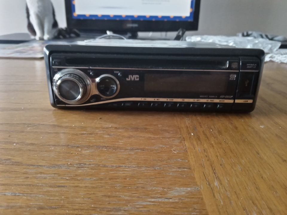 JVC auto CD soitin.