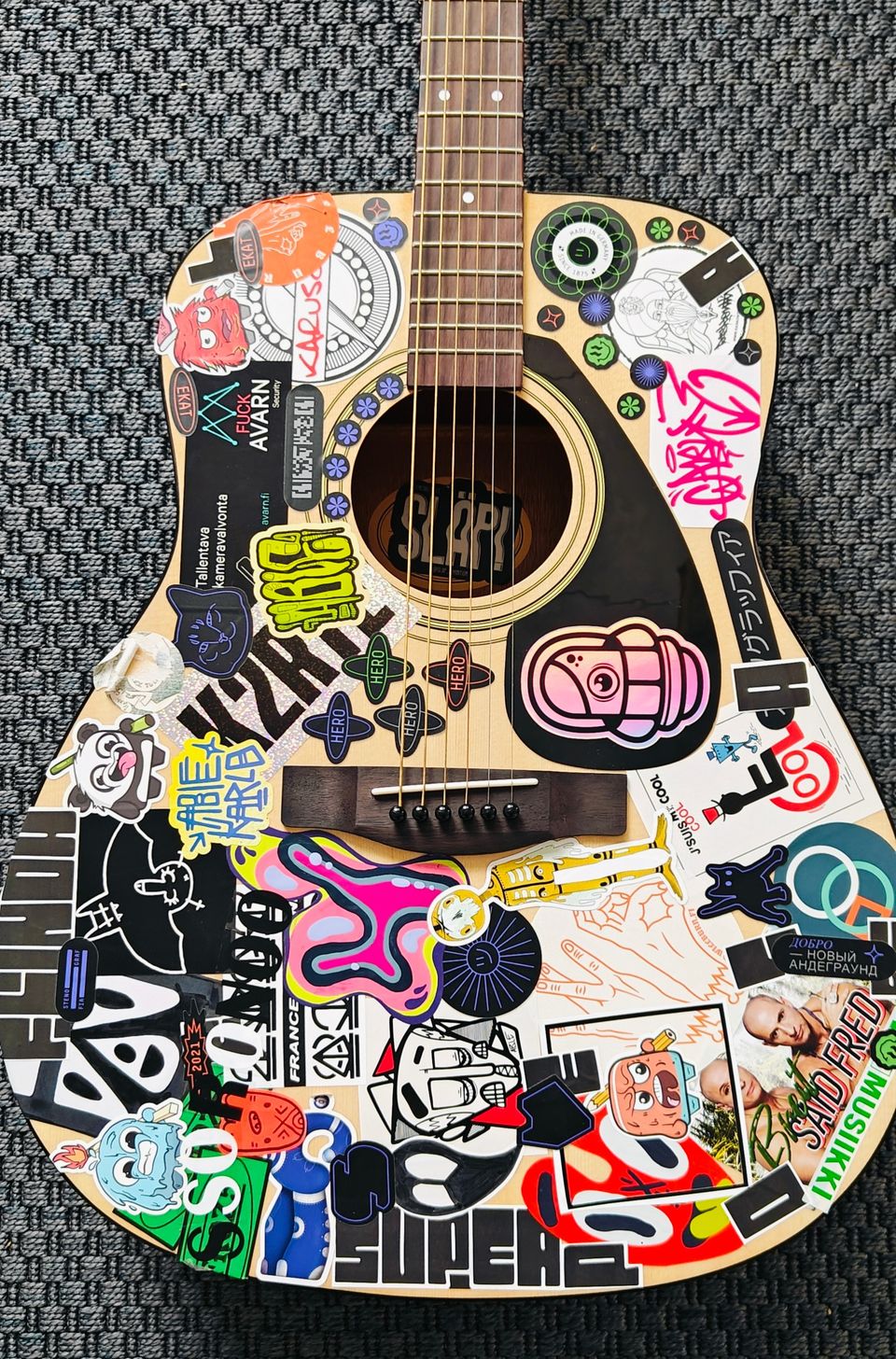 Custom teräskielinen kitara