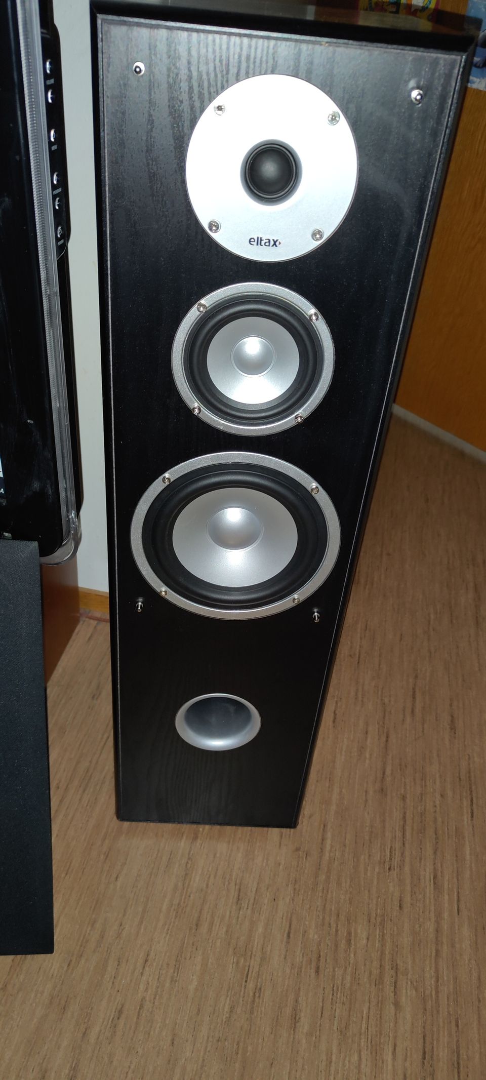 Eltax kaiuttimet + Yamaha subwoofer