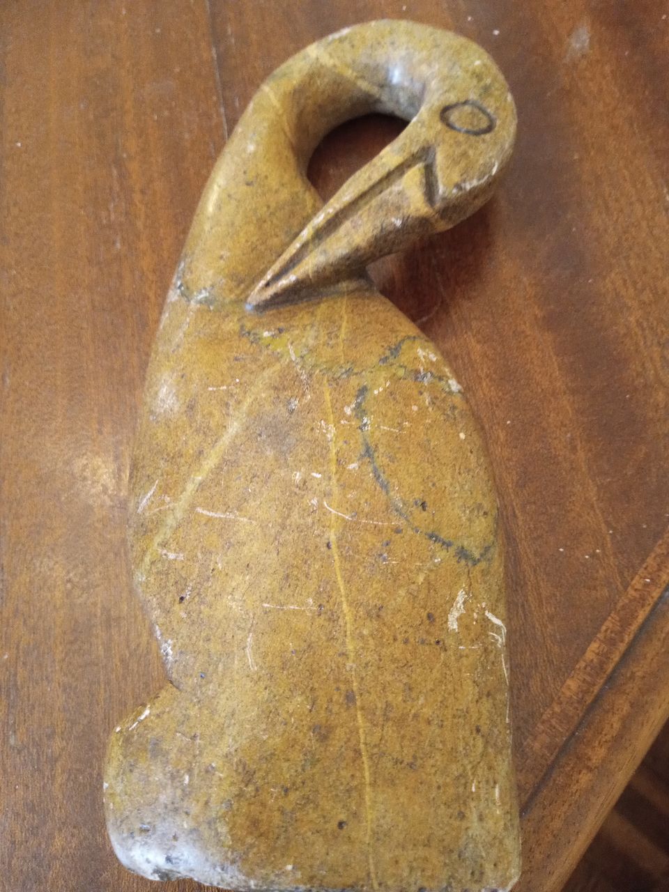 Kivestä tehty lintu patsas