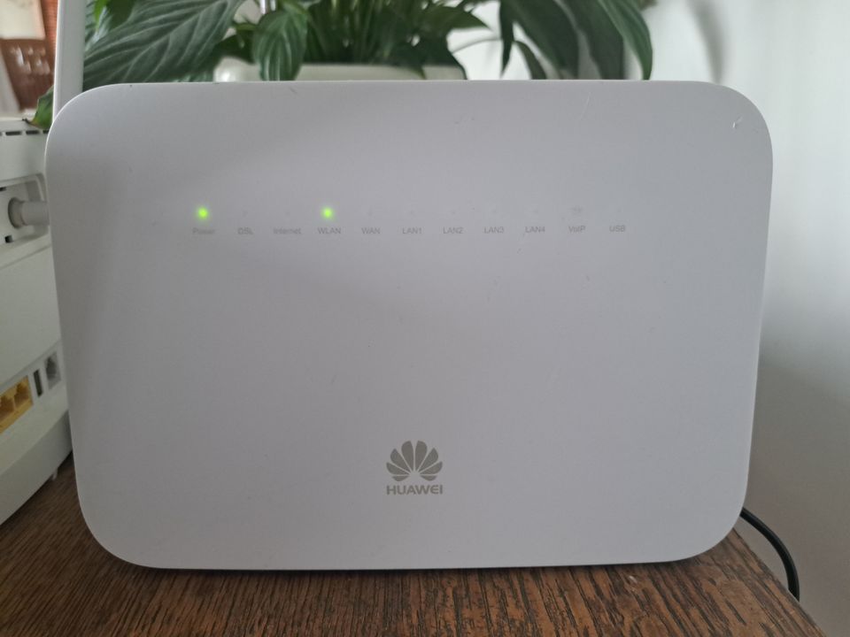 Huawei DG8245W2 VDSL2 ja ADSL2+ -modeemi.