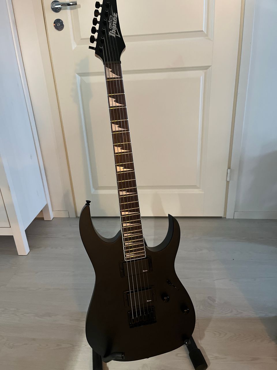 Ibanez-sähkökitara ja Roland Cube 10 GX -vahvistin