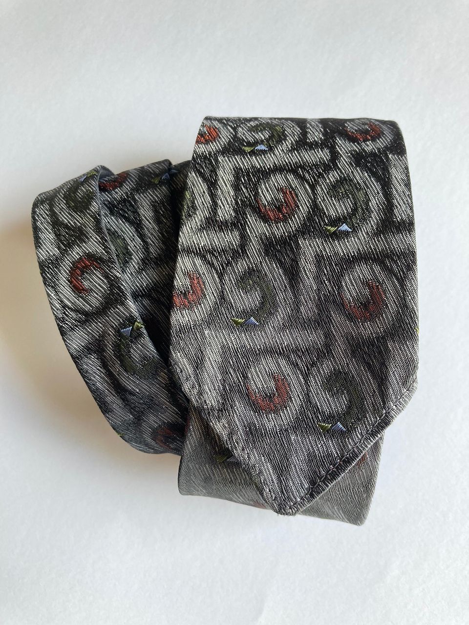 Kuvioitu harmaa solmio