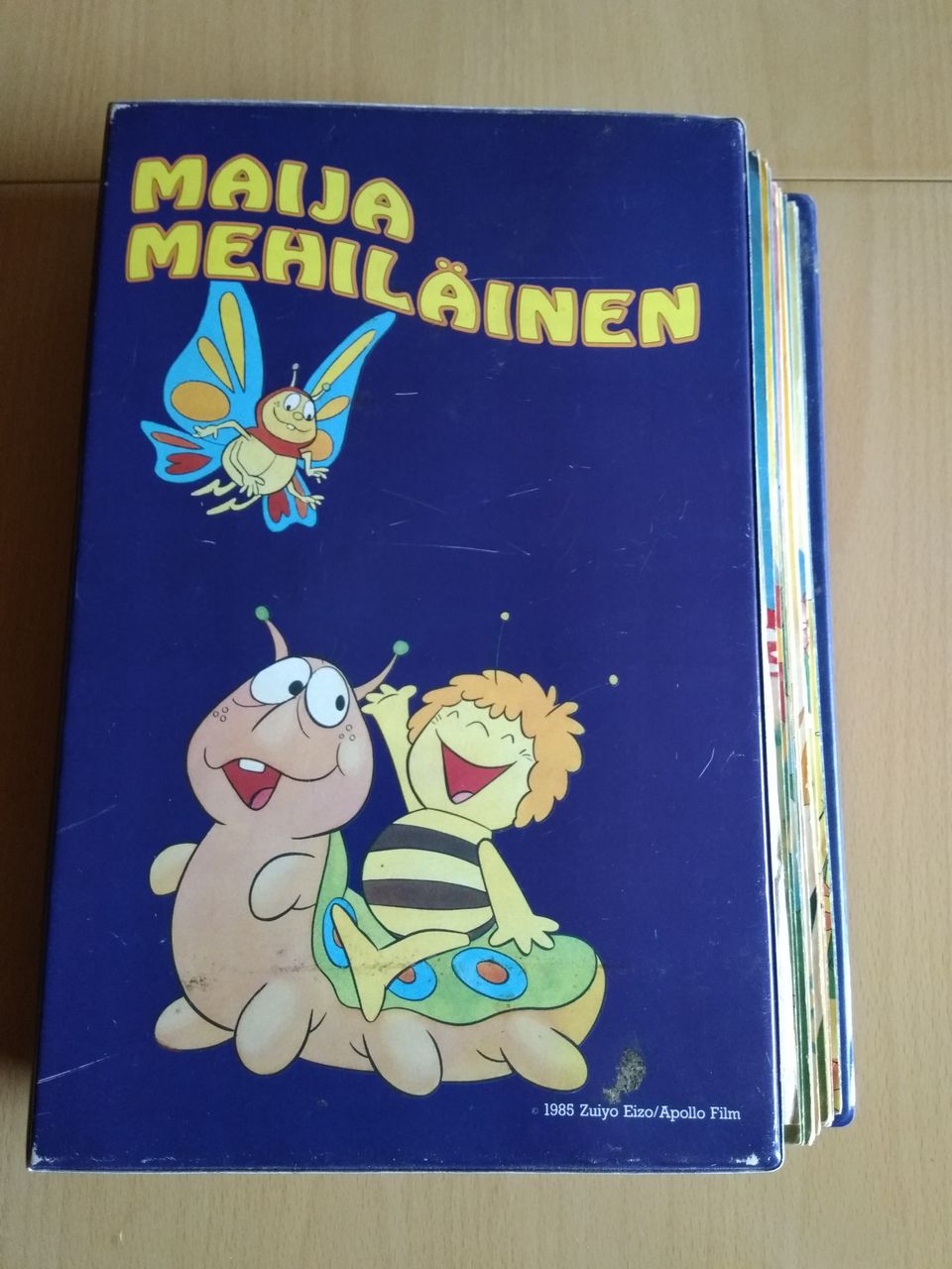 Maija Mehiläinen lehdet, kasiossa.