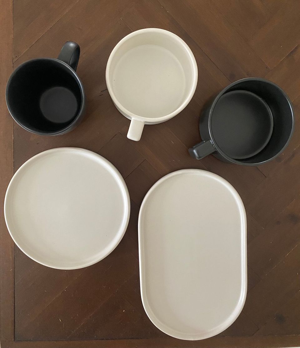 Kahvikuppeja ja lautaset