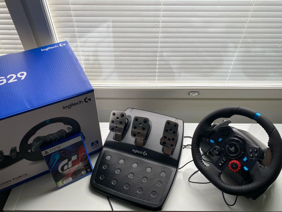 Logitech G29 Driving Force -rattiohjain ja polkimet + Gran Turismo 7 -peli