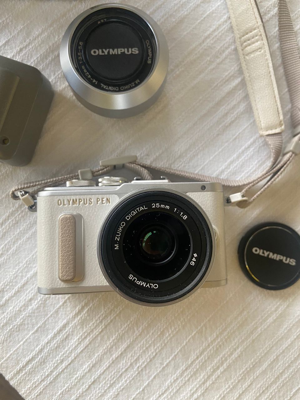 Olympus Pen E-PL8 kamera+ 2 objektiivia + jalusta