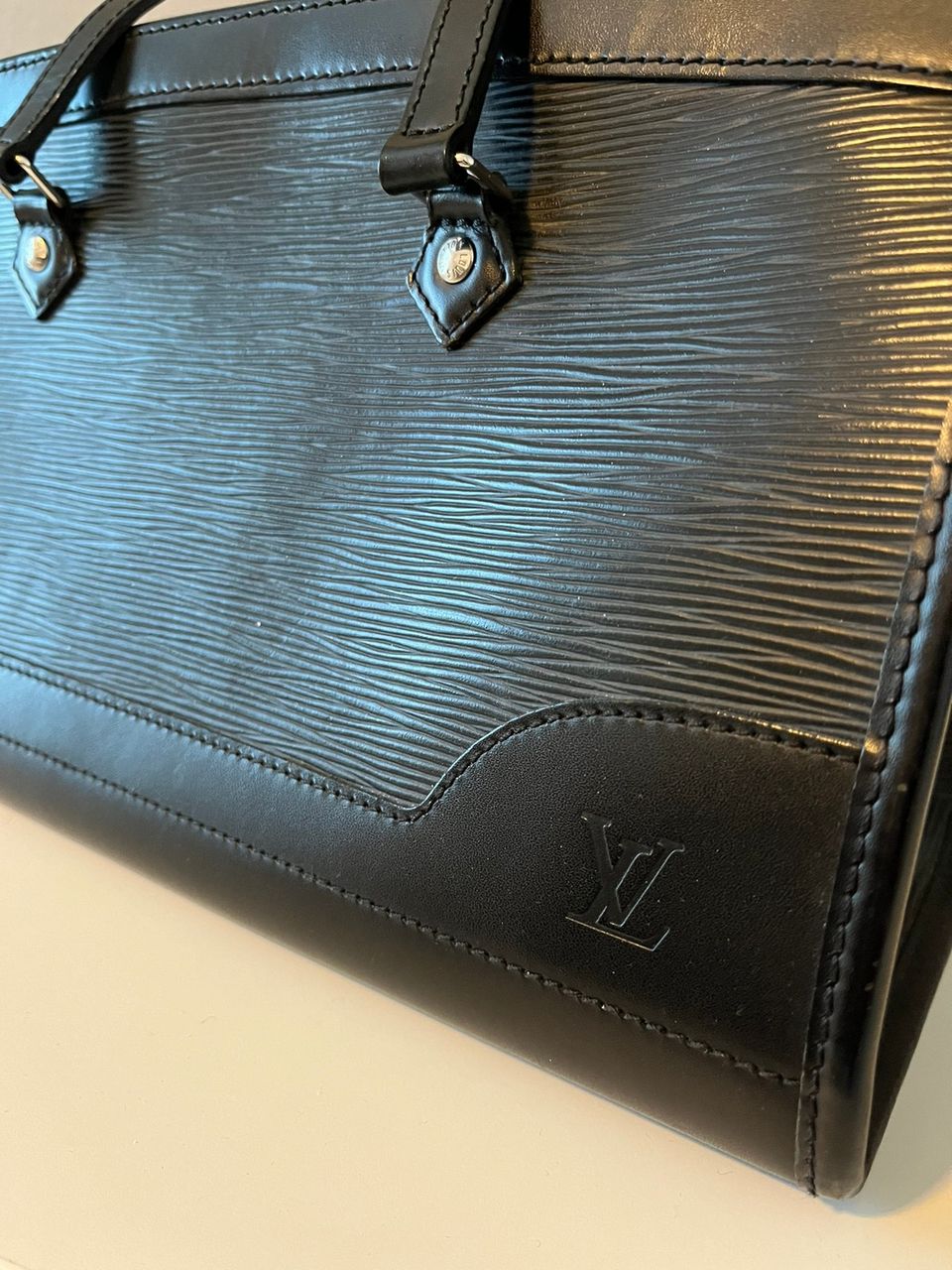Louis Vuitton Epi - nahkainen käsilaukku