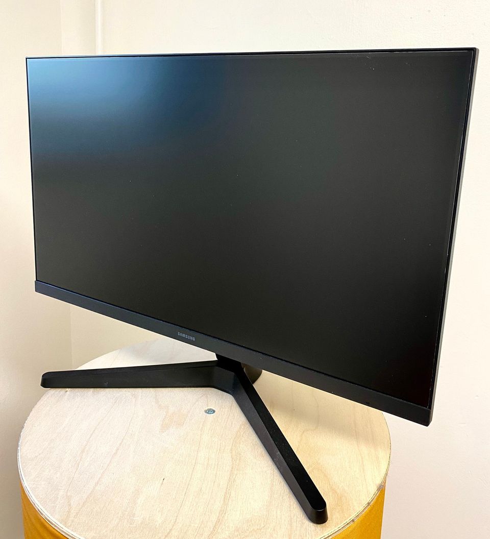 Samsung 24" Full HD näyttö.