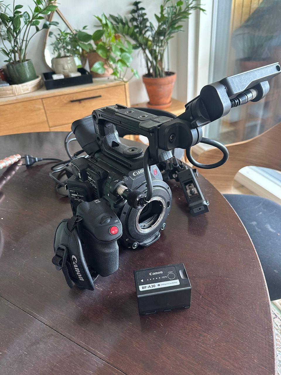 Myydään Canon C200 video-/elokuvakamera