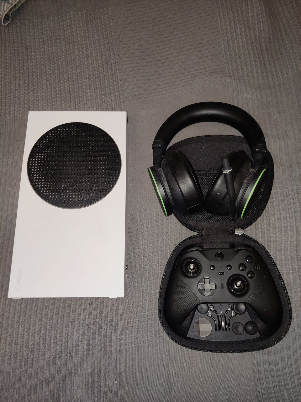 Xbox Series S, Xbox Wireless Headset, Xbox Elite 2.