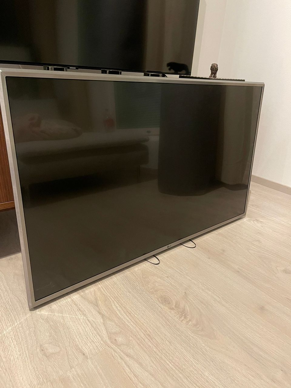 LG 43” LED/UHD/SMART TV