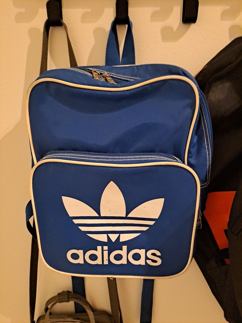 Retro sininen adidas reppu