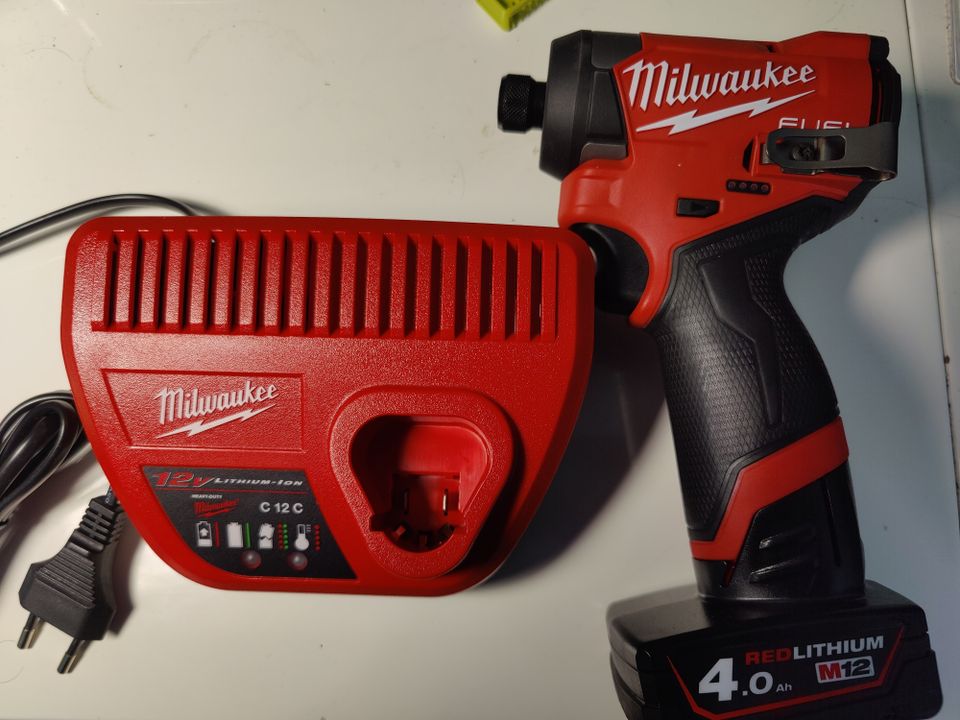 Milwaukee ruuviväänin M12 fid2