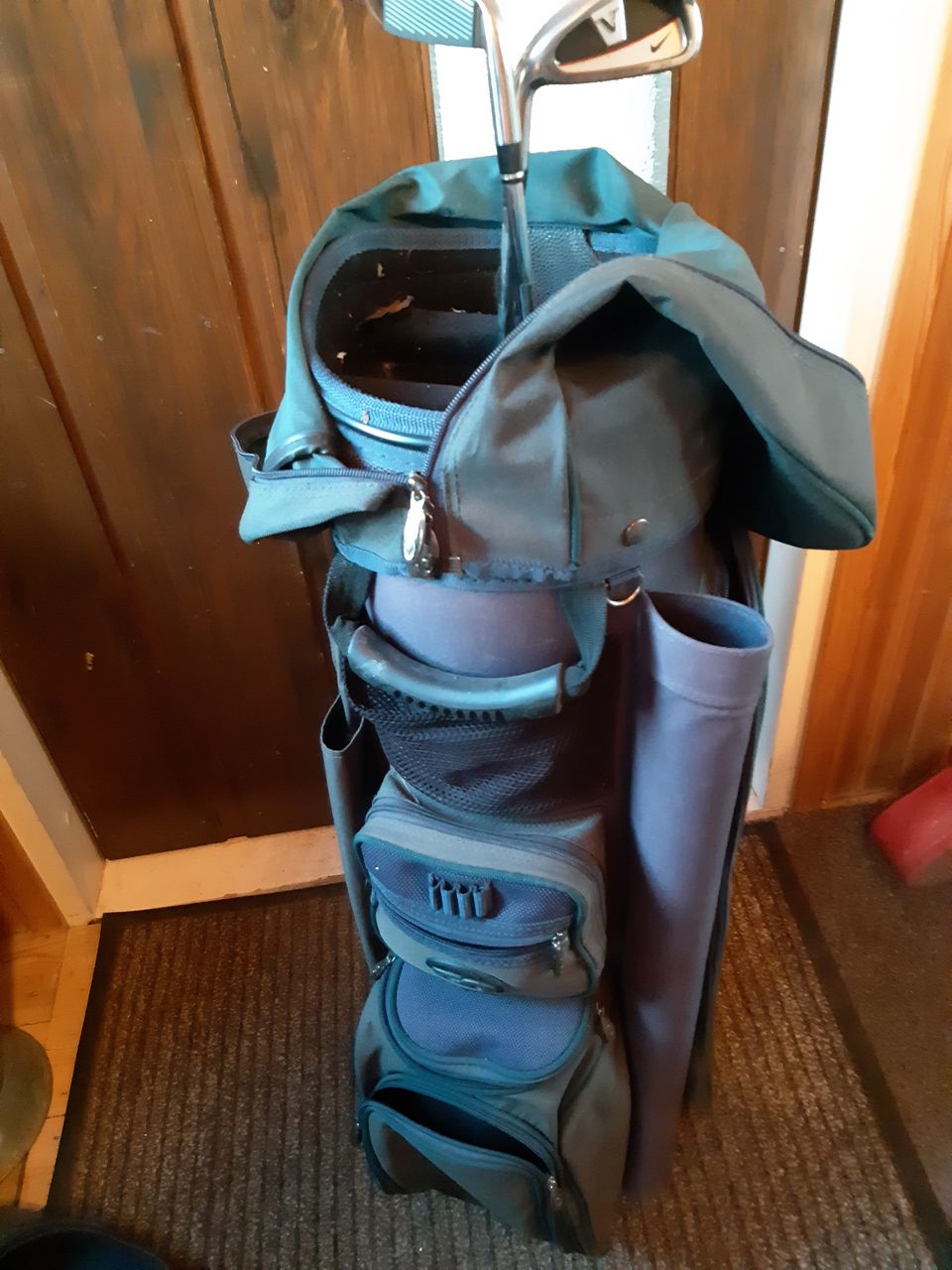 Golf-bag ja kaksi mailaa