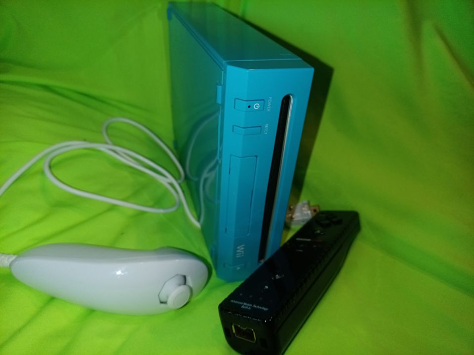 Nintendo Wii + pari tusinaa pelejä, 32gb kortti