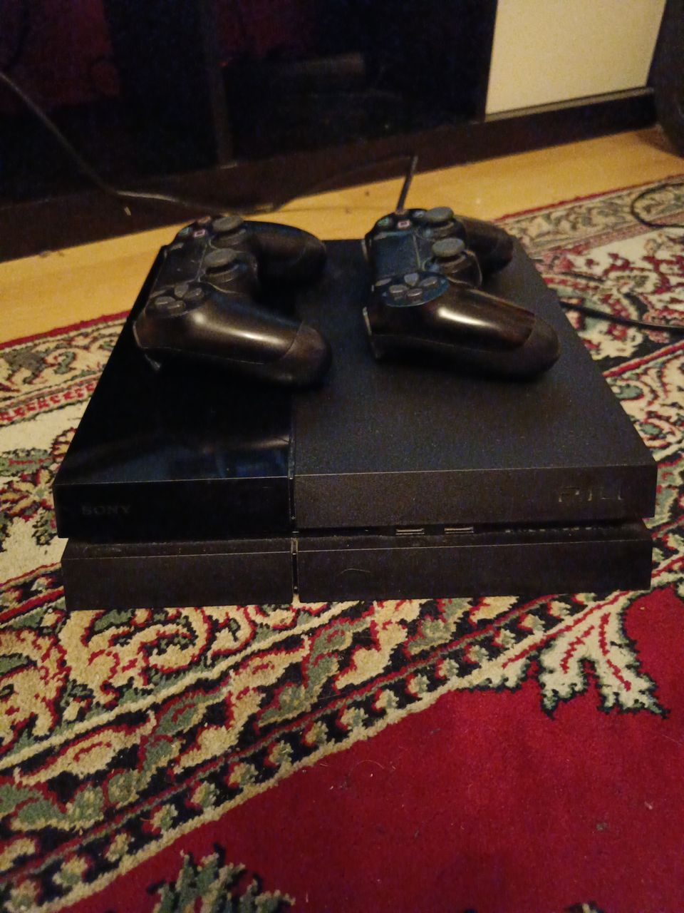 PlayStation 4 (ps4) kahdella ohjaimella + 8 huippupeliä!