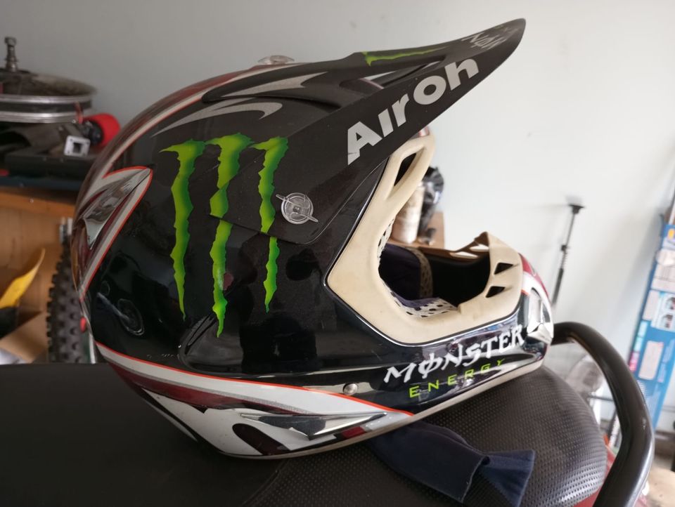 Airoh Monster Energy motocross-kypärä.