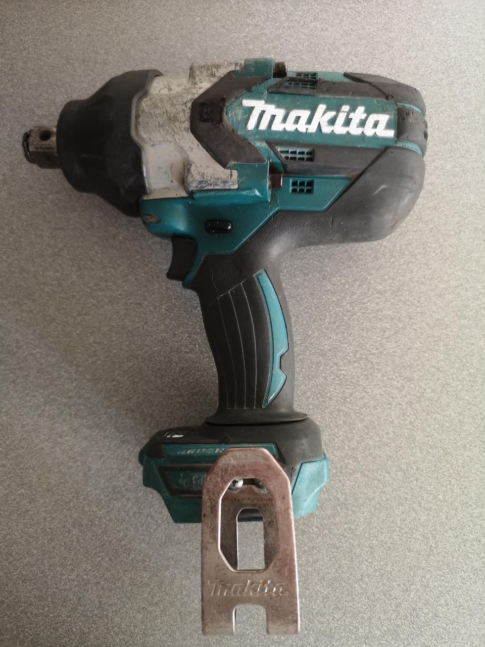 Makita DTW1001 1050Nm. 1" kartalla