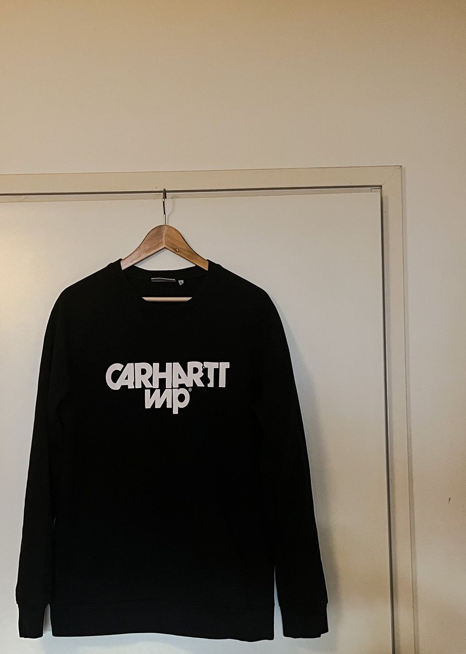 Carhartt hupparin ja collegepaidan hybridimalli