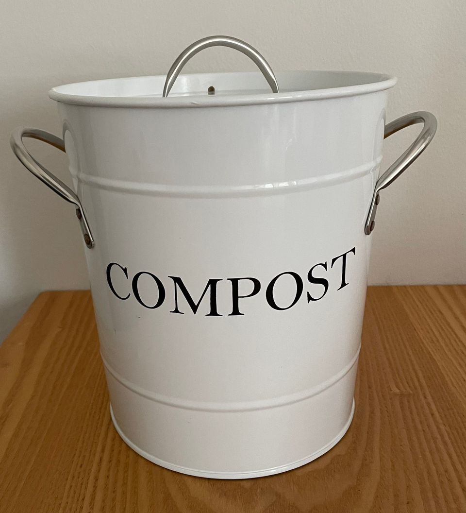 Valkoinen metallinen kompostiastia