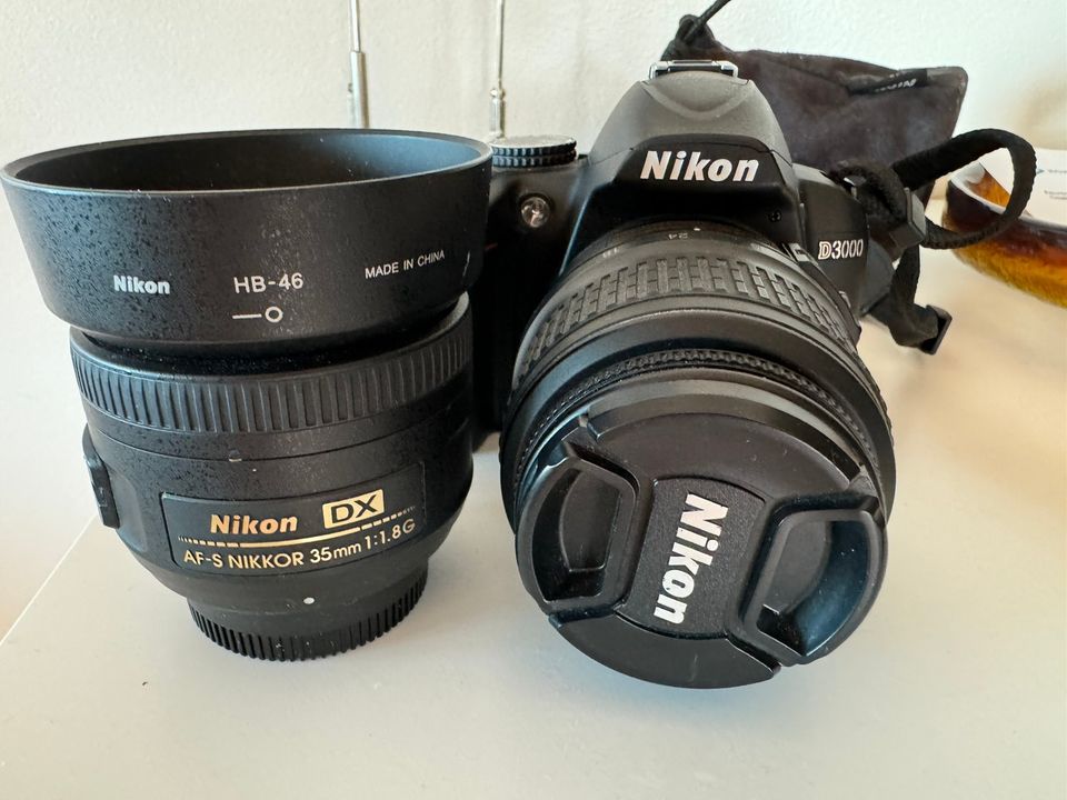 Nikon D3000 + 18-55mm + 35 mm 1.8