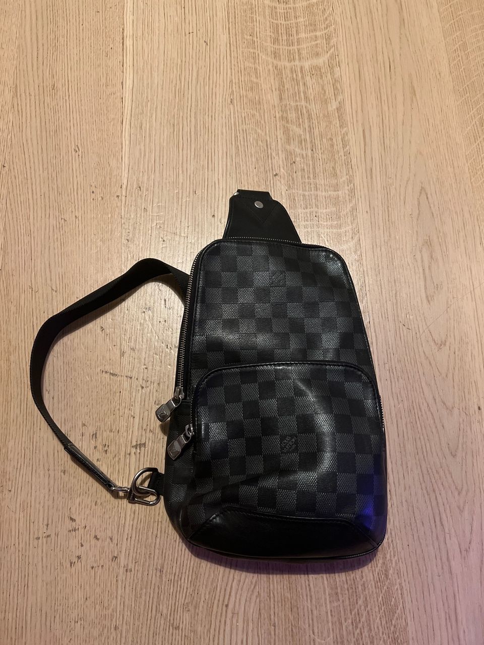 Louis vuitton avenue sling bag