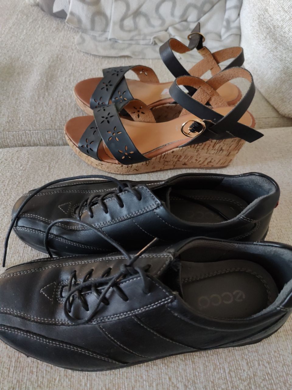 Mustat Ecco-kengät ja kesäsandaalit
