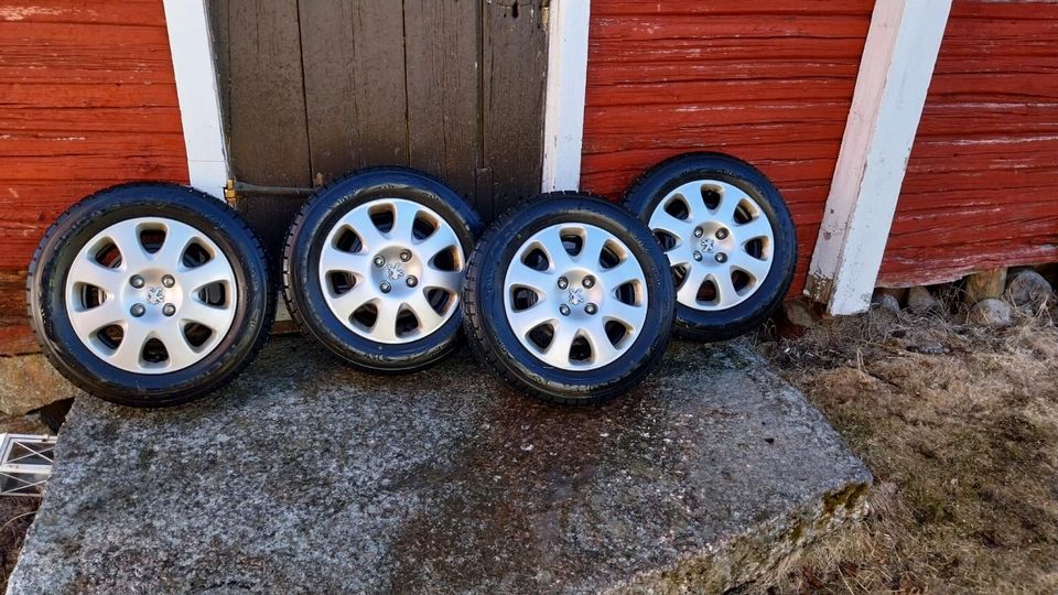 Nastarenkaat  195/65R15 peltivanteilla