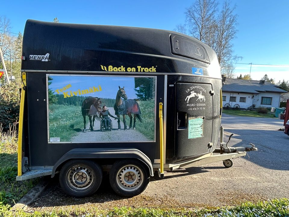 Henra kahden hevosen traileri