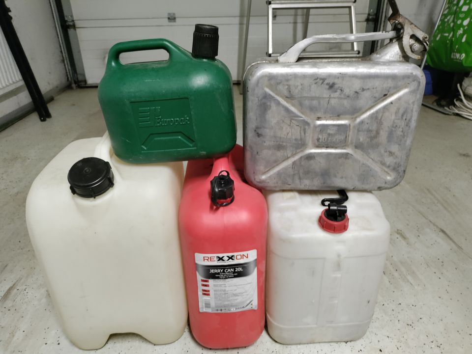 Polttoaine- sekä juomavesikanisterit