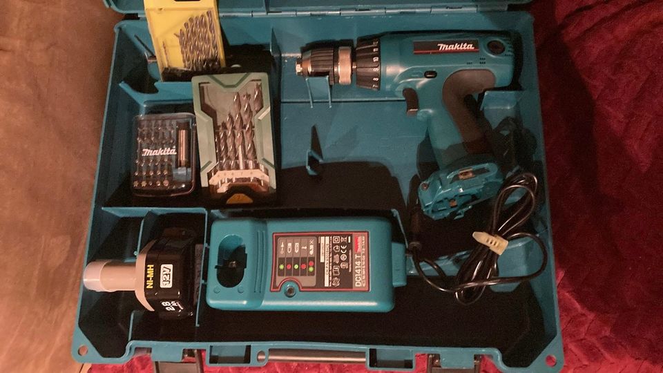 Makita 6317D akkuporakone ja tarvikkeet