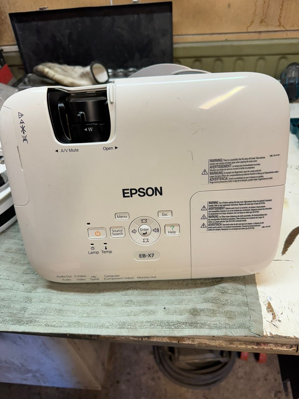 Epson H312B videotykki ja valkokangas