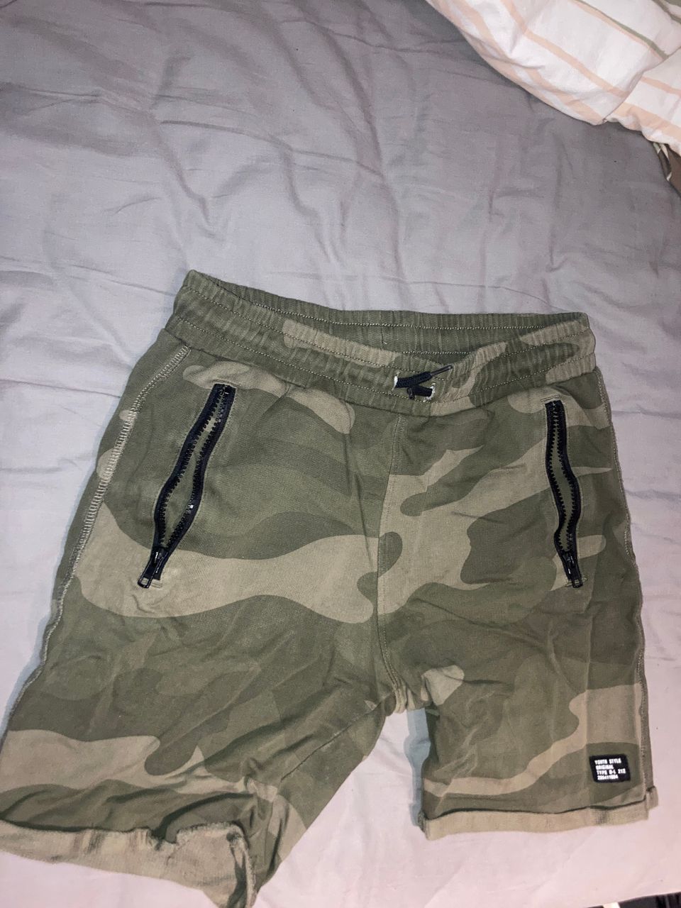 camo-kuvioiset shortsit