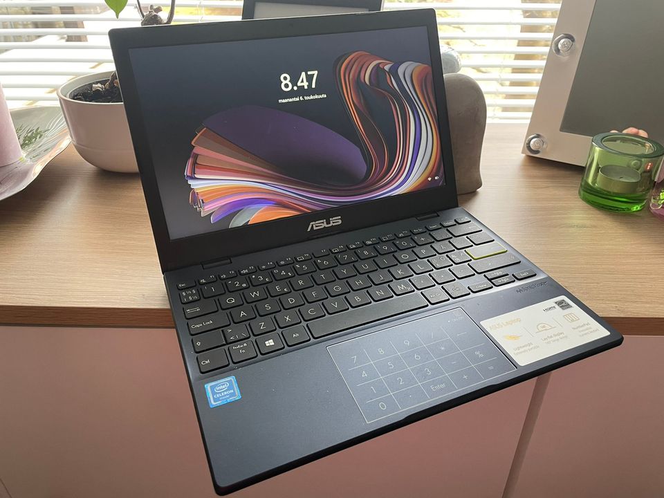 Kuin uusi miniläppäri Asus E210M