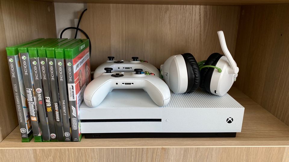 Xbox One + 2 ohjainta +7 peliä