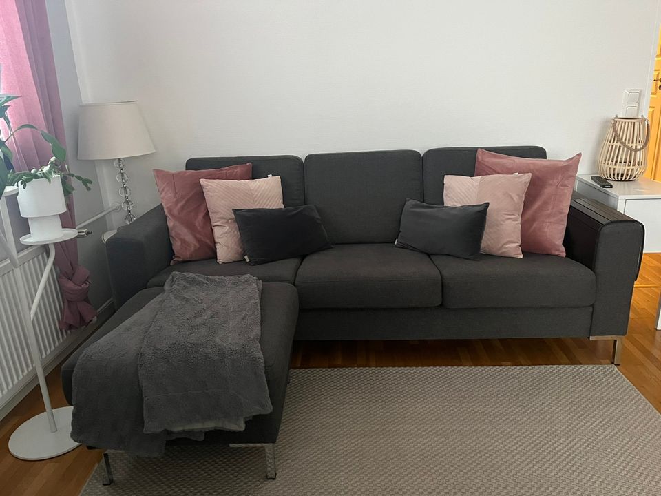 Harmaa 3-istuttava sohva