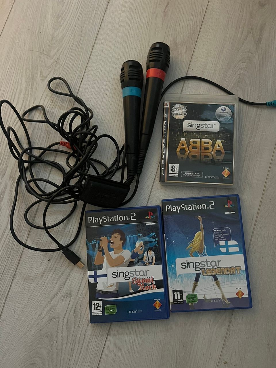 Myydään Singstar mikit ja 3kpl pelejä Playstationille