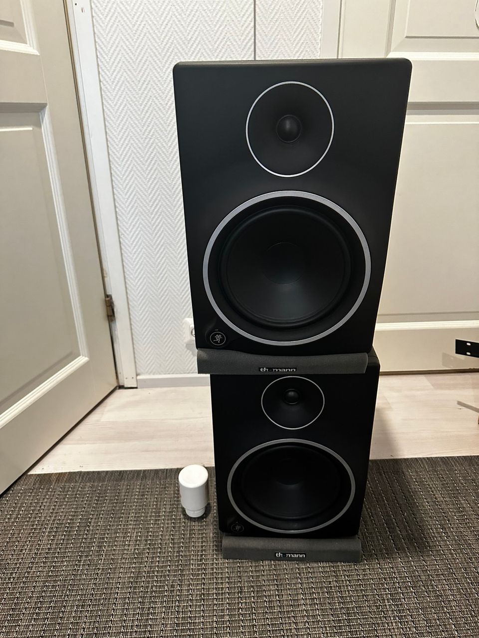 MACKIE MR8 monitorit sekä MACKIE MR10s subwoofer