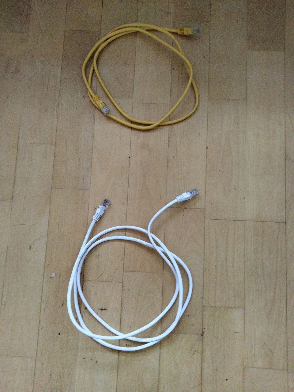 2 Ethernet kaapelia