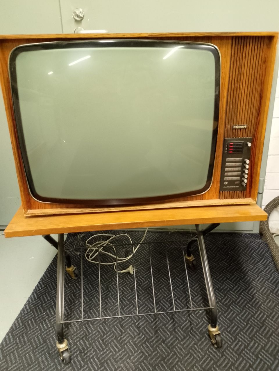 Vanha puukuorinen TV ja pöytä