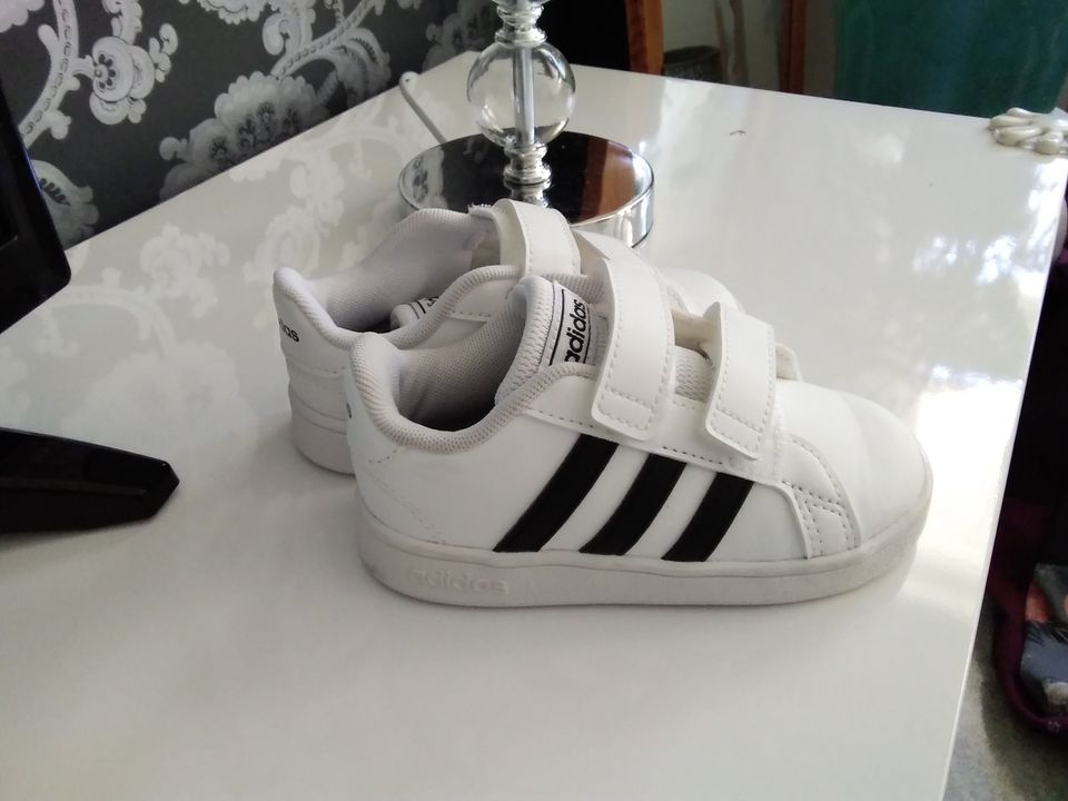 Adidas lenkkarit